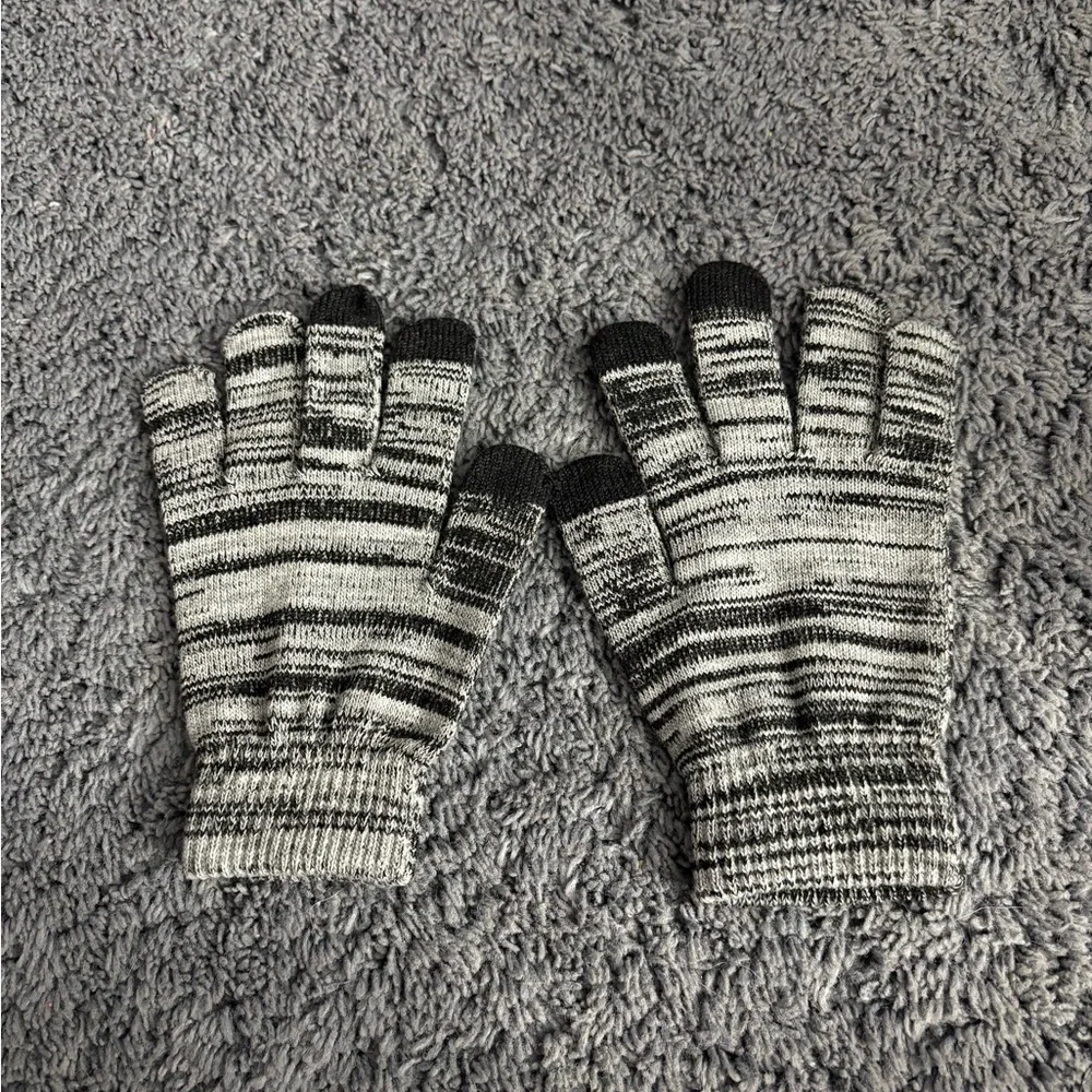 NWOT black and grey gloves with textable figertips